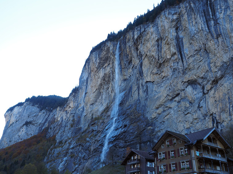 Cascada de Staubbachfall en el valle de Lauterbrunnen