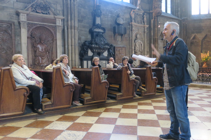 Escoltant atentament al musicòleg i crític musical Xavier Chavarria a l'interior de la Catedral de Sant Esteve