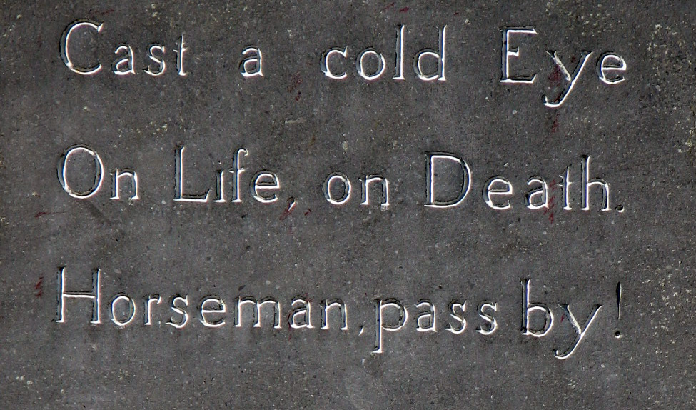 “Observa la vida i la mort amb fredor, genet, no t’aturis”. Tomba de W.B. Yeats a Drumcliff