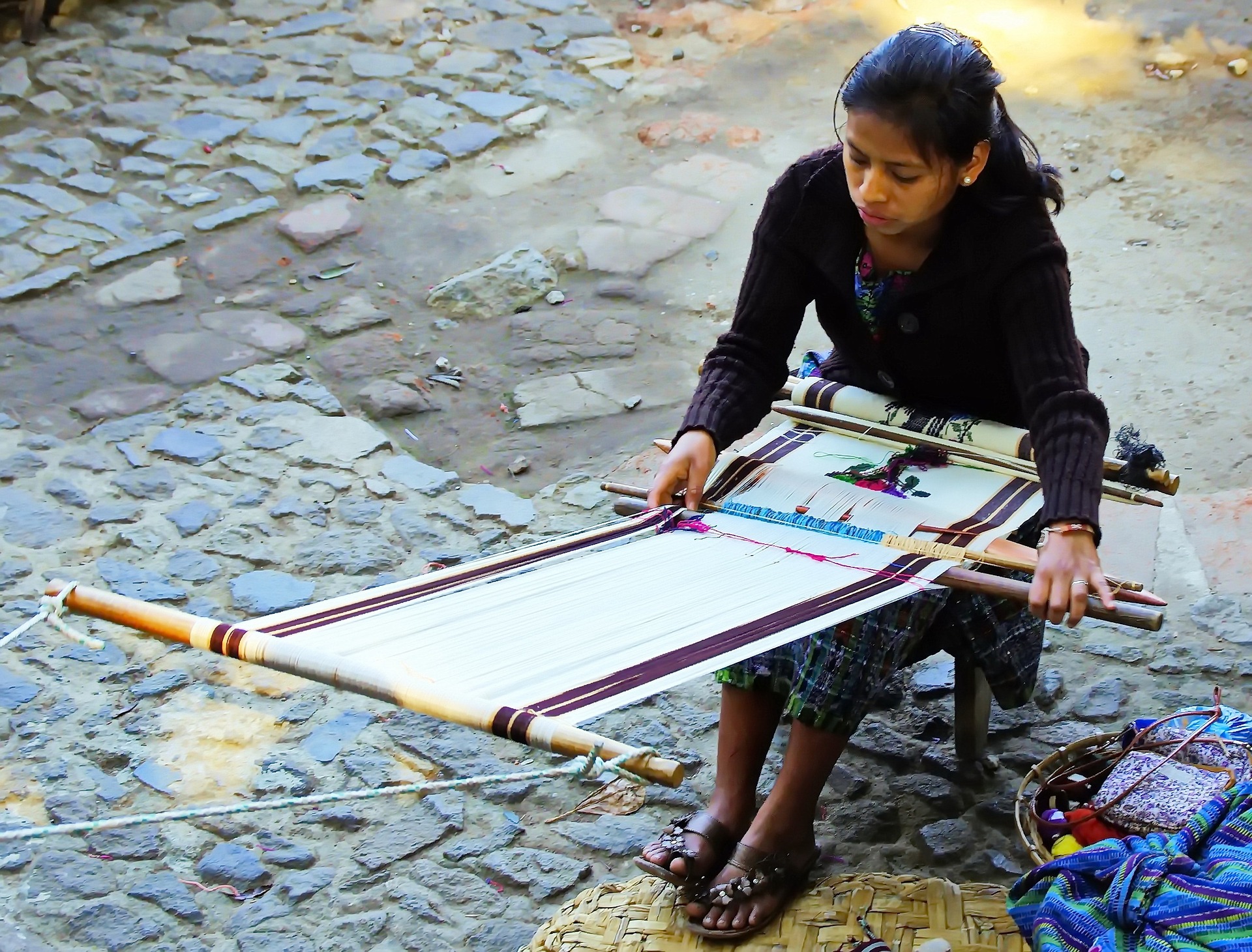 Noia teixint a Guatemala
